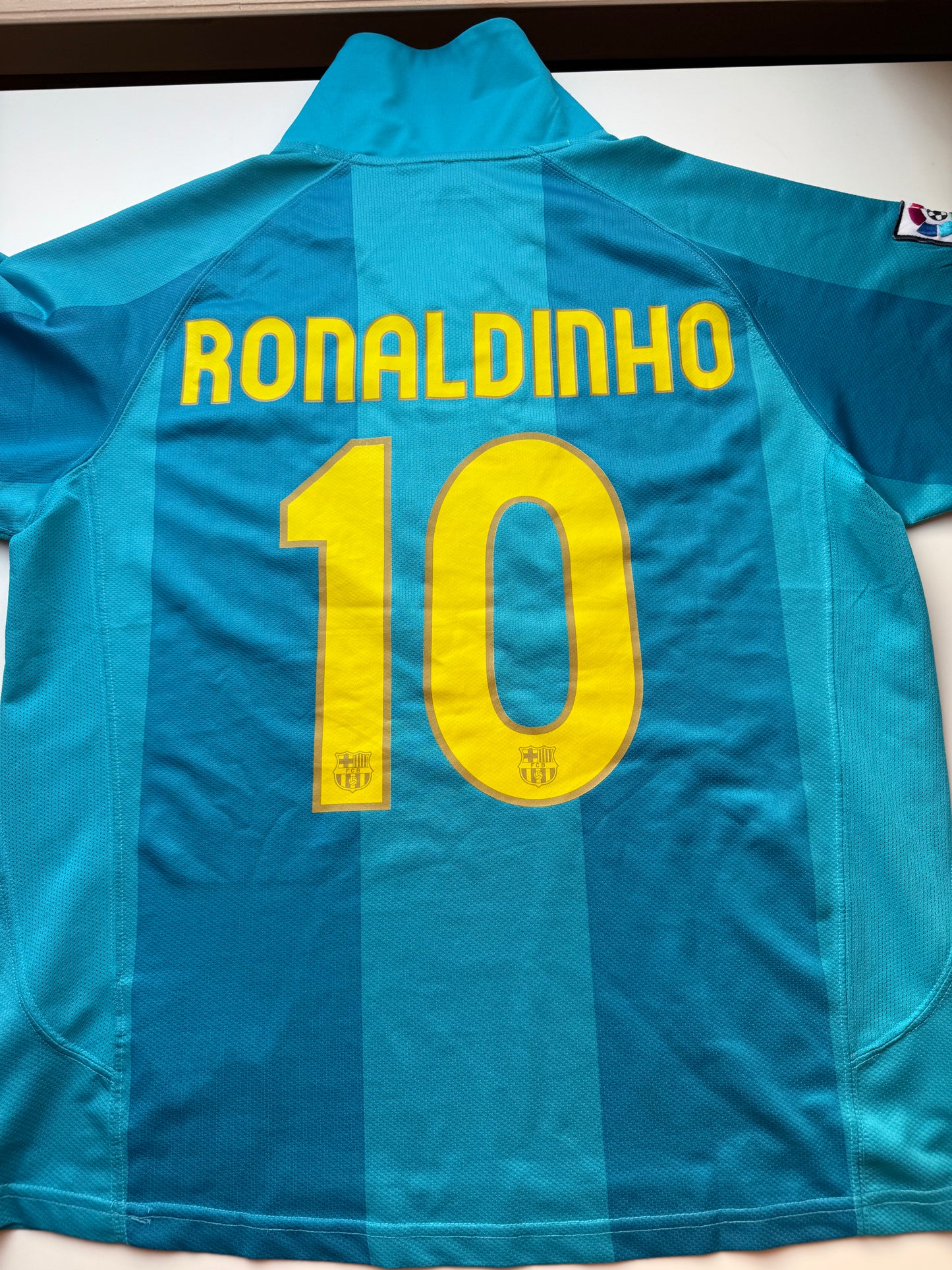 Barcelona 2006/2007 Away Shirt (#10 Ronaldinho) (M)