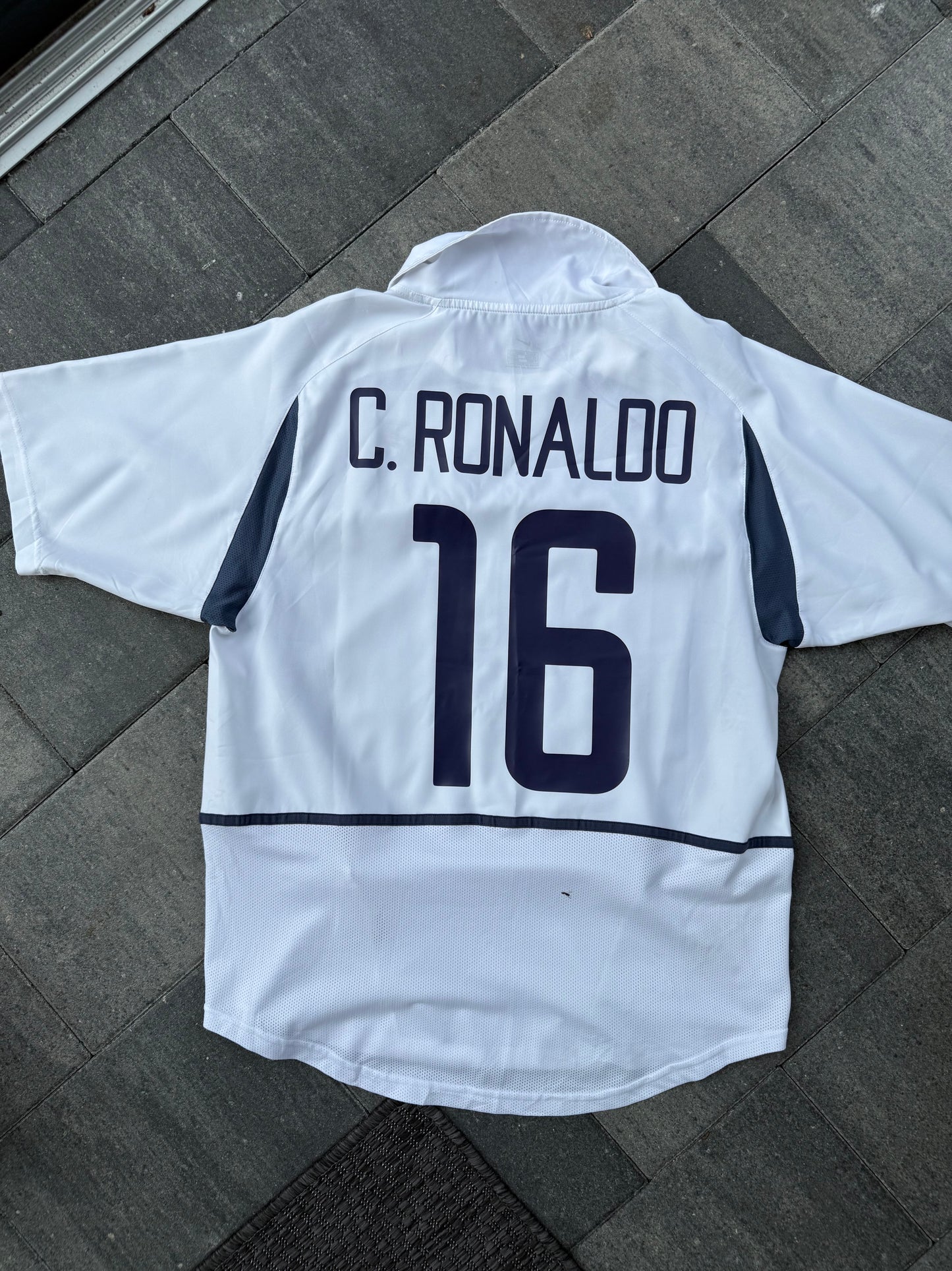 Portugal 2002/2004 Away Shirt (#16 Ronaldo) (M)