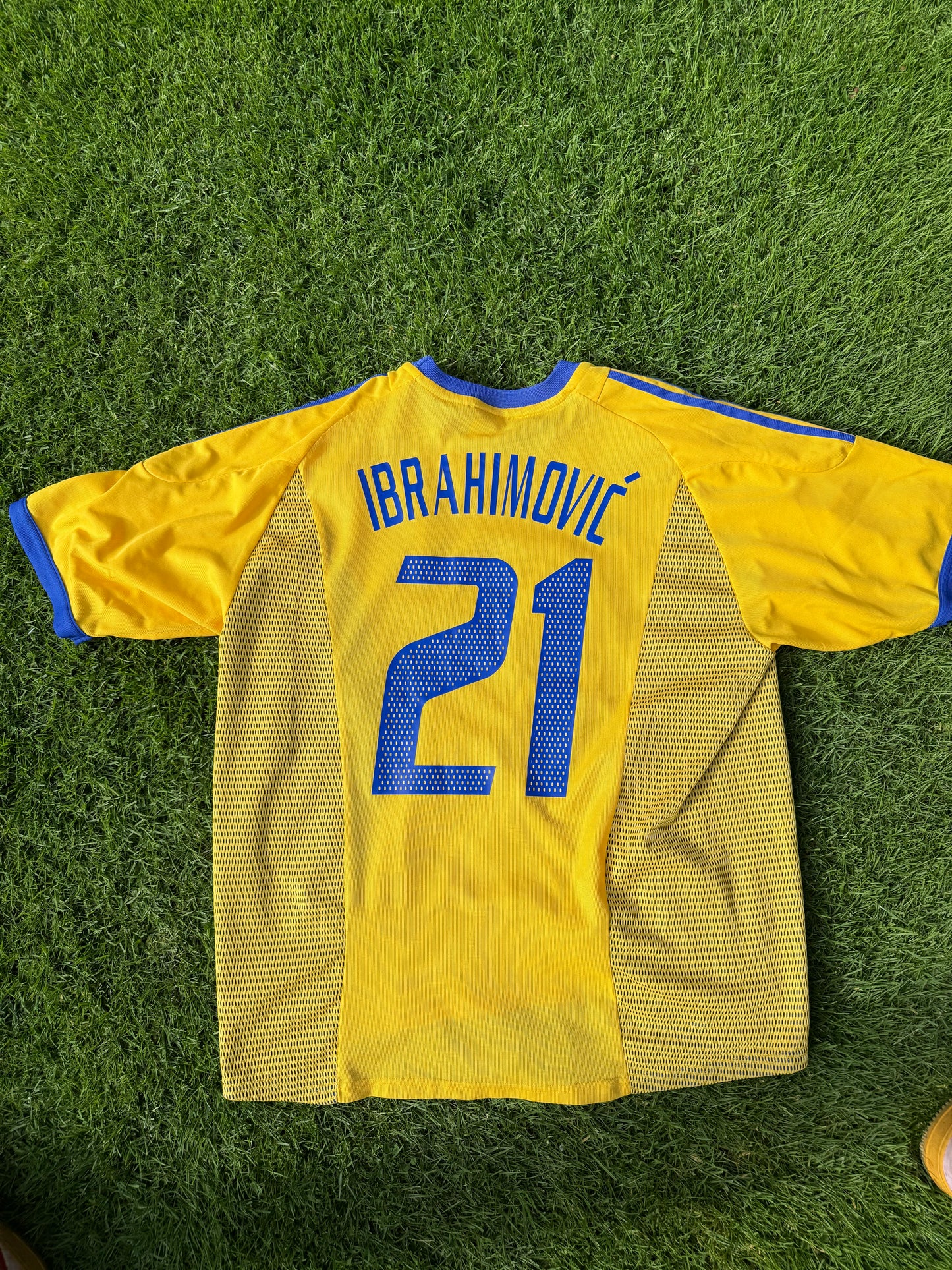 Sweden 2002 Home Shirt (#21 Ibrahimovic) (XL)