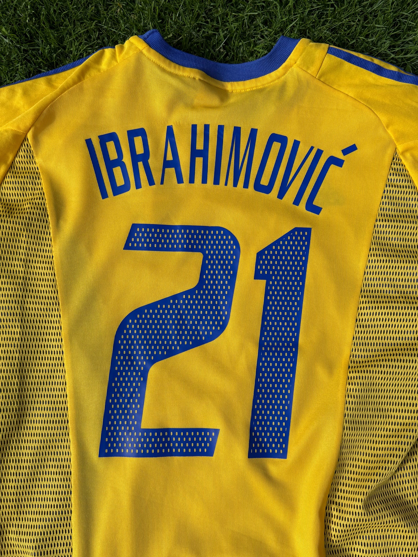 Sweden 2002 Home Shirt (#21 Ibrahimovic) (XL)