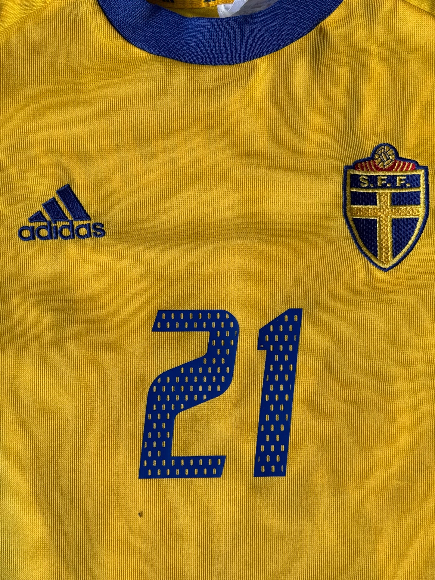 Sweden 2002 Home Shirt (#21 Ibrahimovic) (XL)