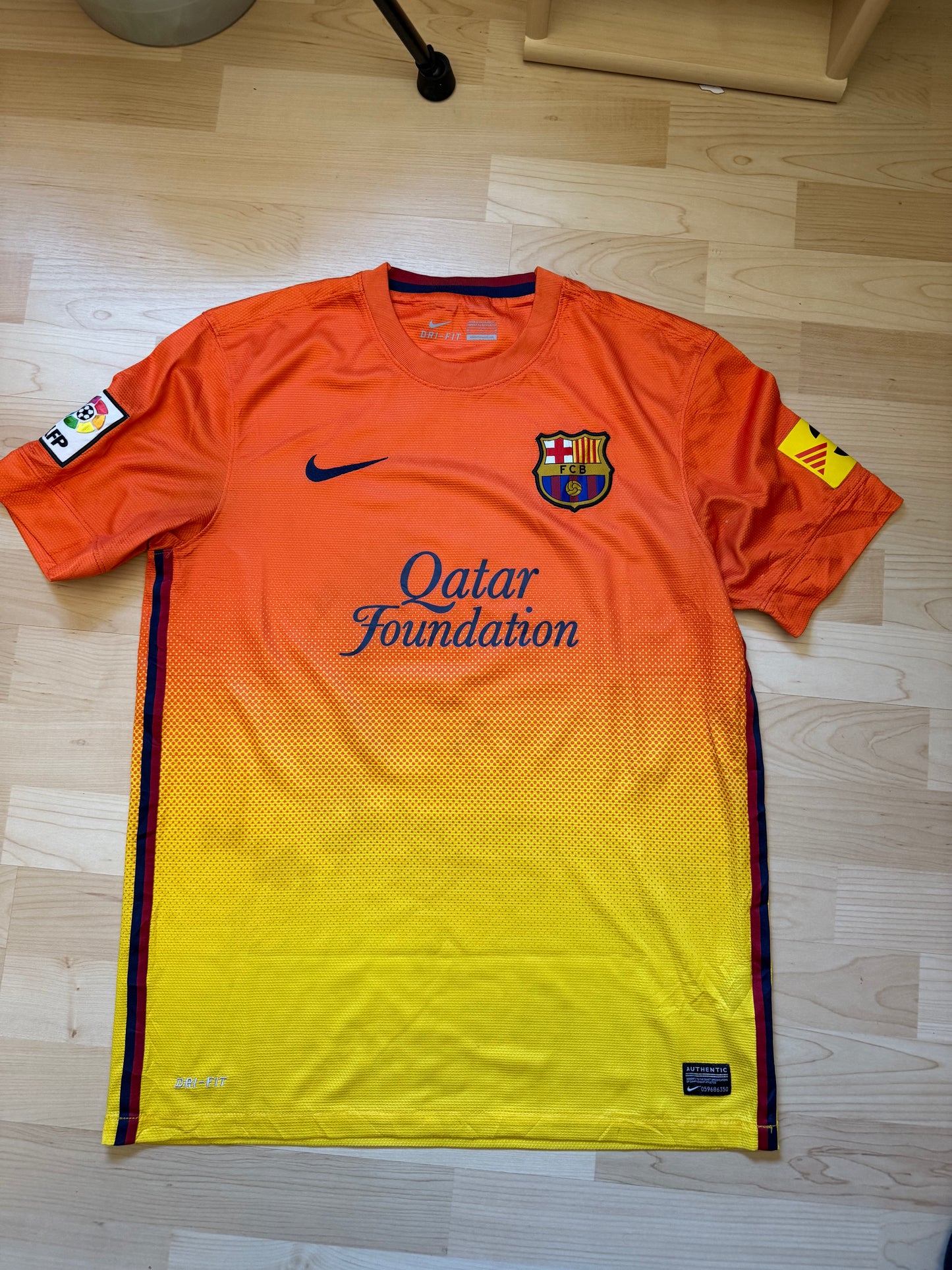 Barcelona 2012/2013 Away Shirt (#8 Iniesta) (M)