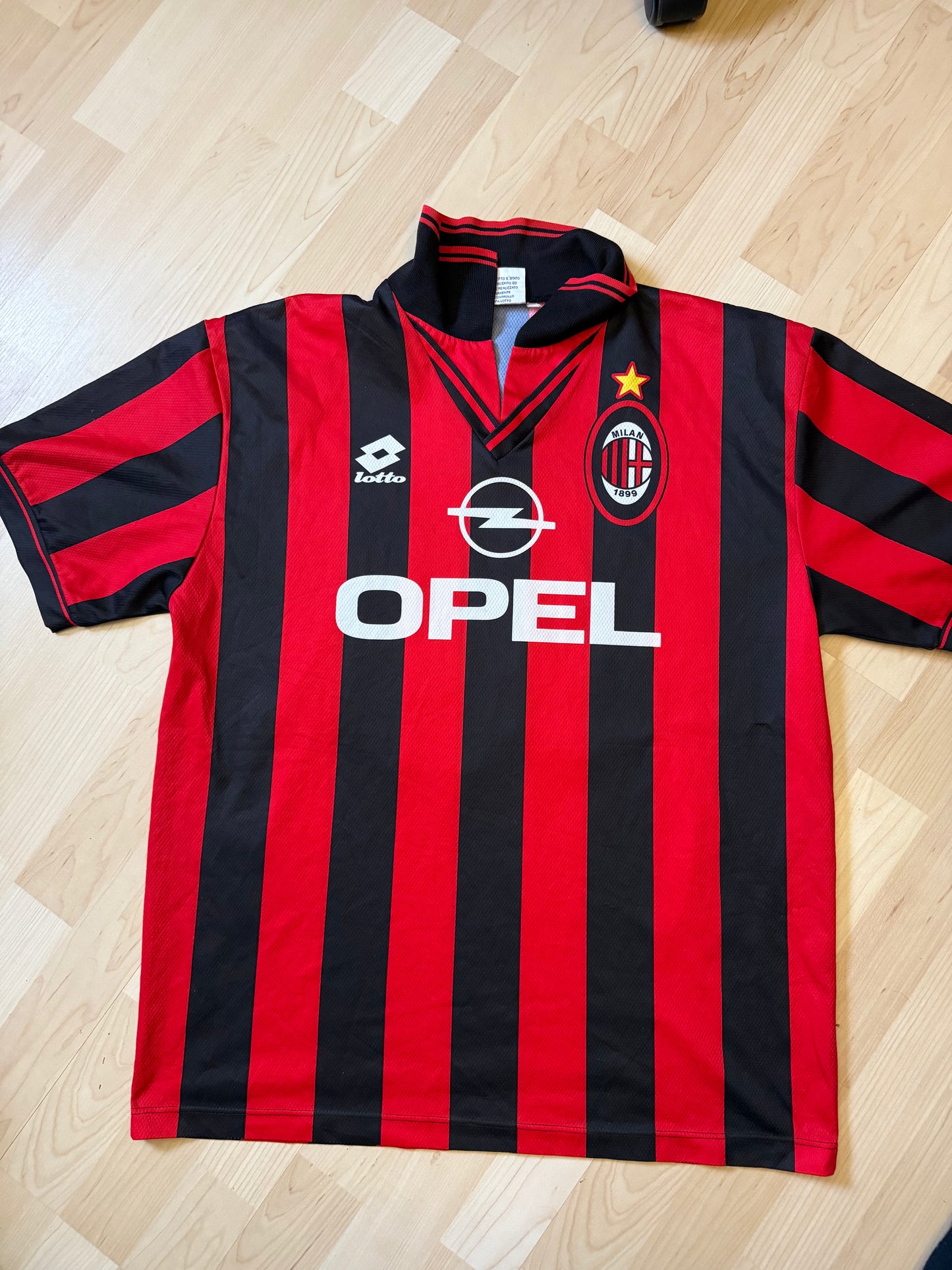 AC Milan 1996/1997 Home Shirt (#18 Baggio) (L)