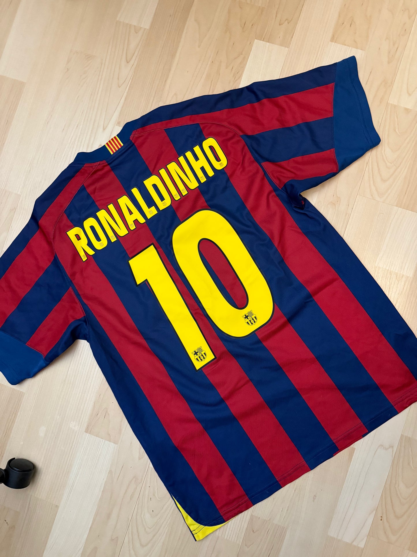 Barcelona 2005/2006 Home Shirt (#10 Ronaldinho) (S)