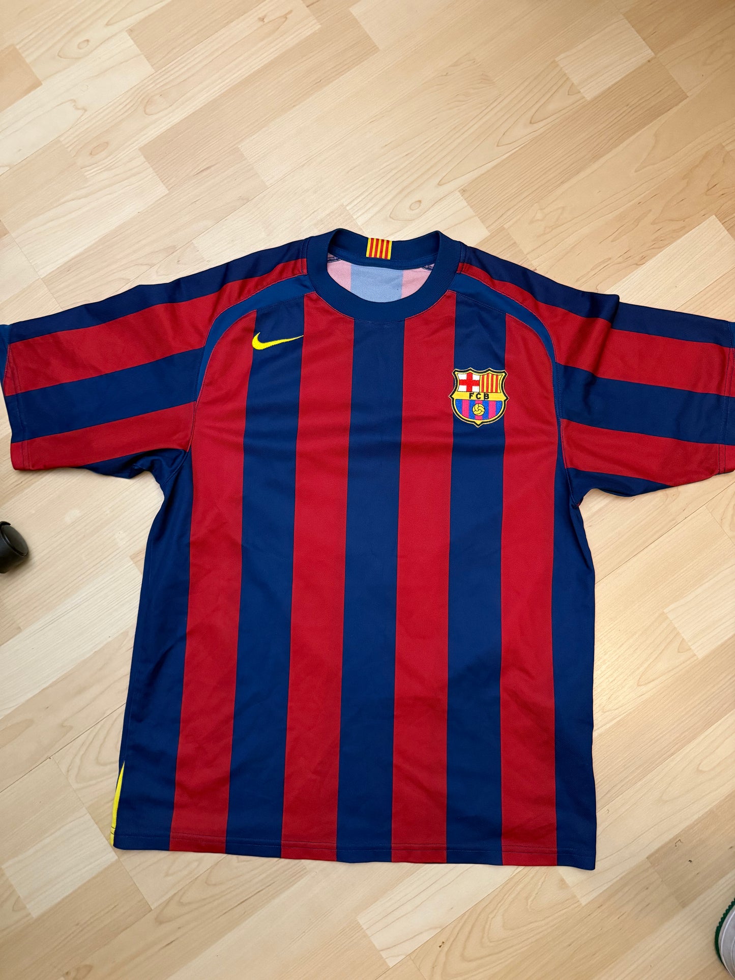 Barcelona 2005/2006 Home Shirt (#10 Ronaldinho) (S)