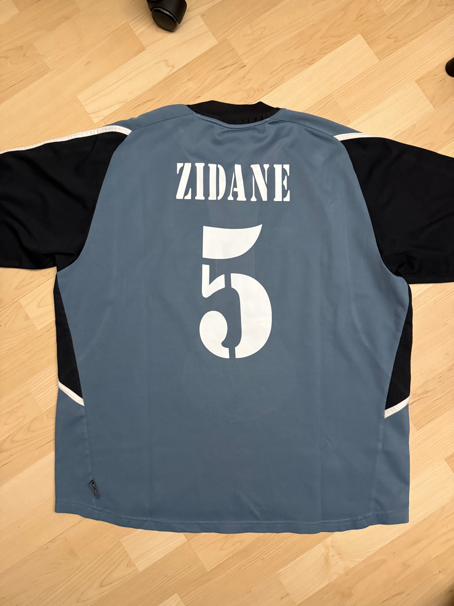 Real Madrid 2001/2002 Third Shirt (#5 Zidane) (XL)