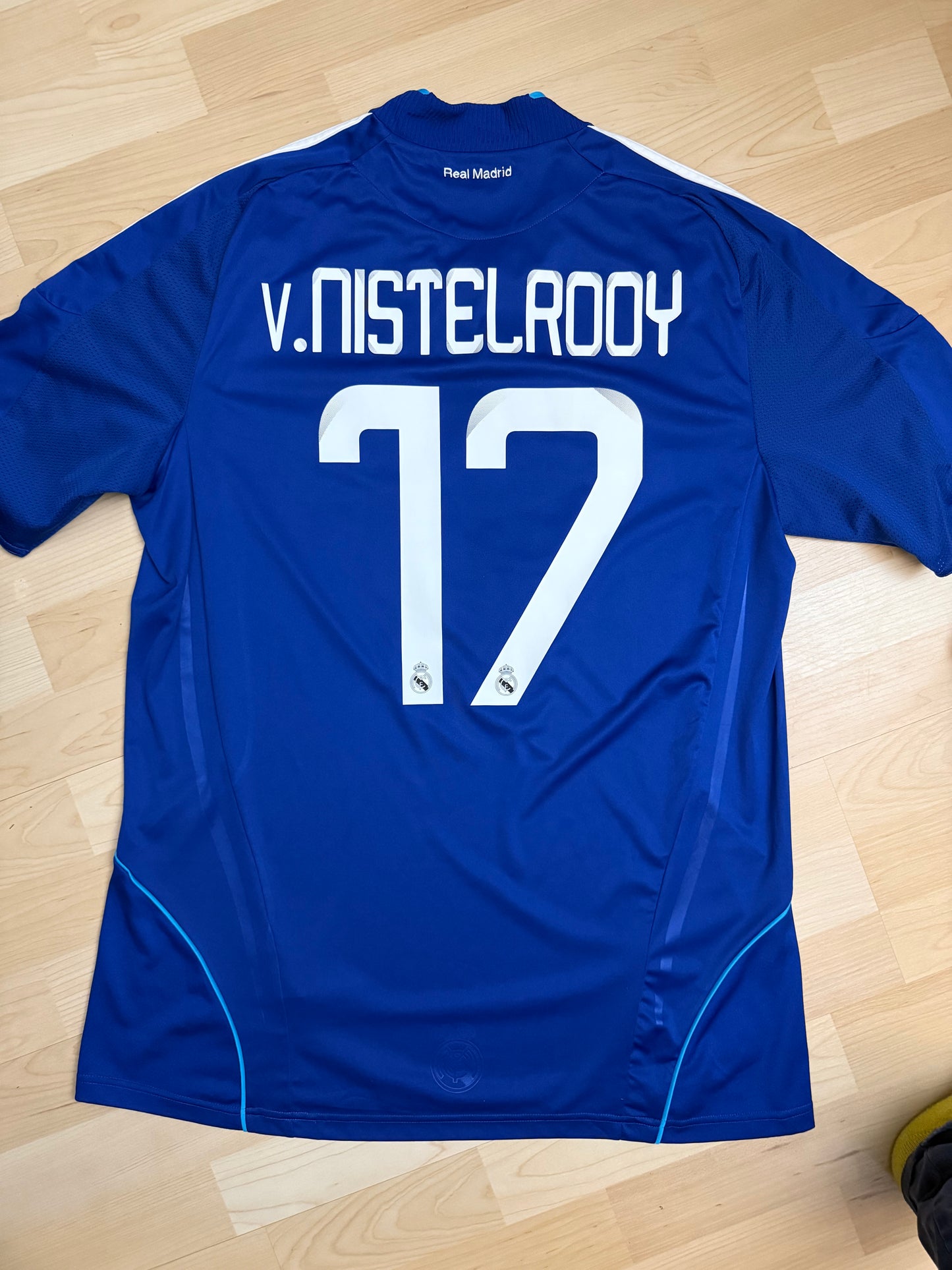 Real Madrid 2008/2009 Away Shirt (#17 Van Nistelrooy) (L)