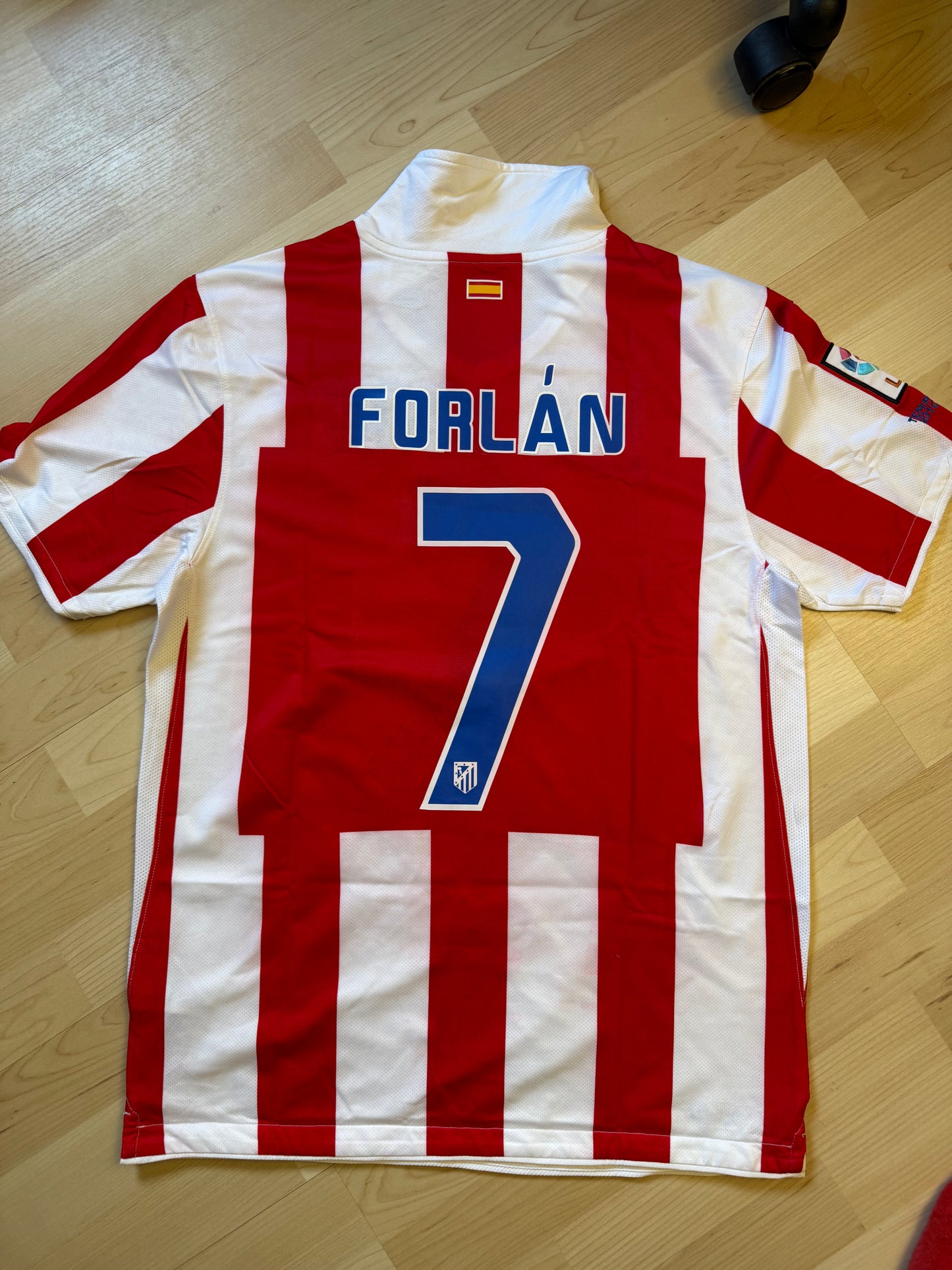 Atletico Madrid 2010/2011 Home Shirt (#7 Forlan) (M)