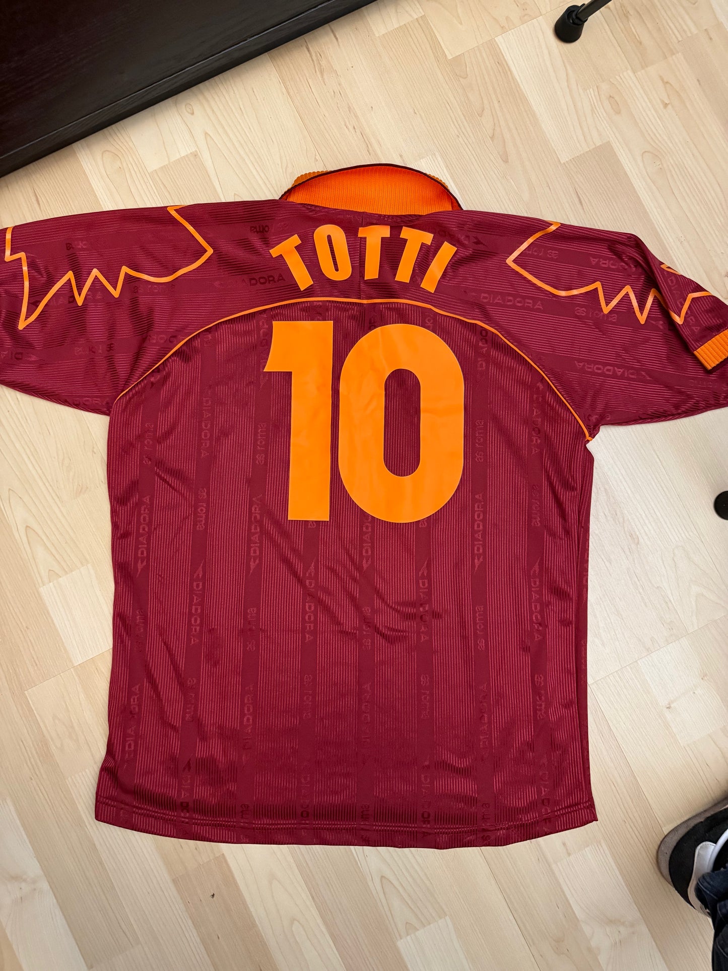 AS Roma 1999/2000 Home Shirt (#10 Totti) (L)
