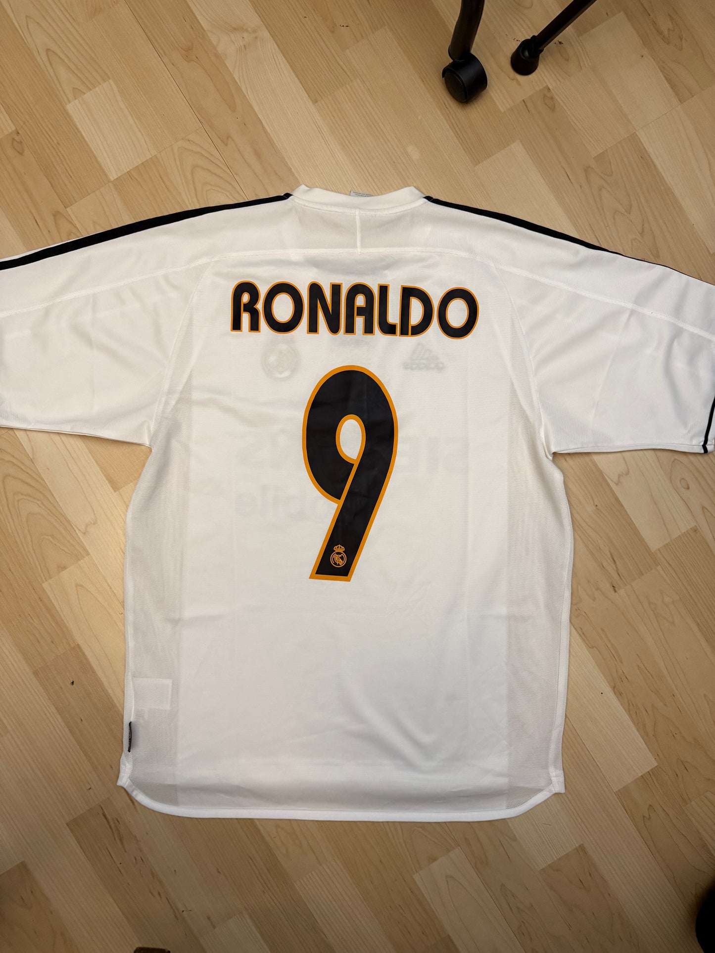 Real Madrid 2003/2004 Home Shirt (#9 Ronaldo) (M/L)