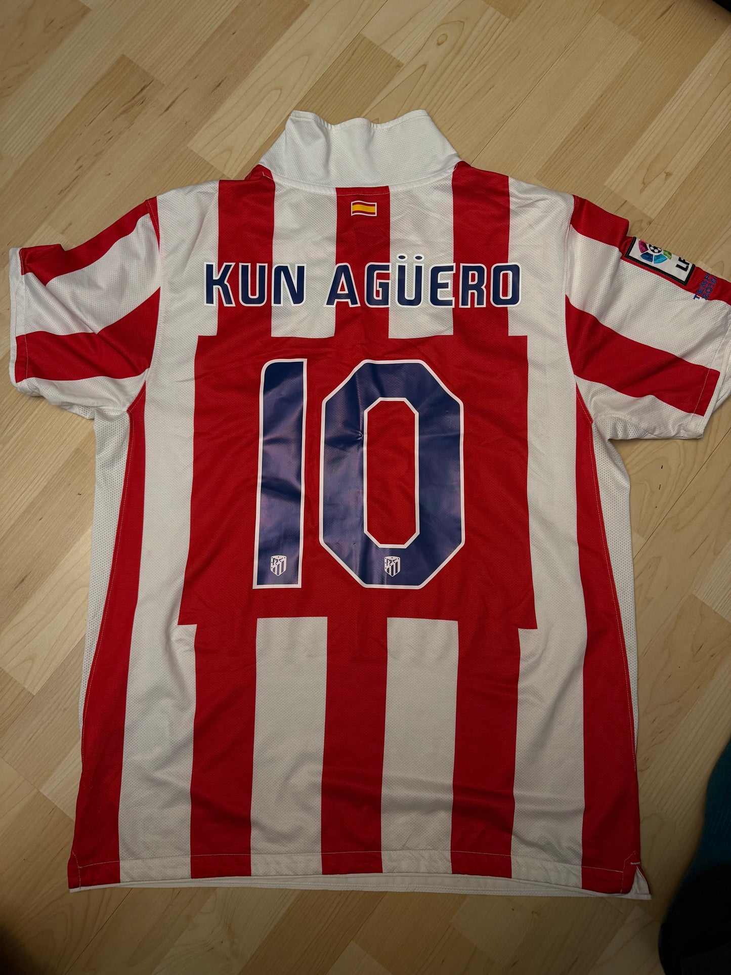 Atletico Madrid 2010/2011 Home Shirt (#10 Agüero) (L)