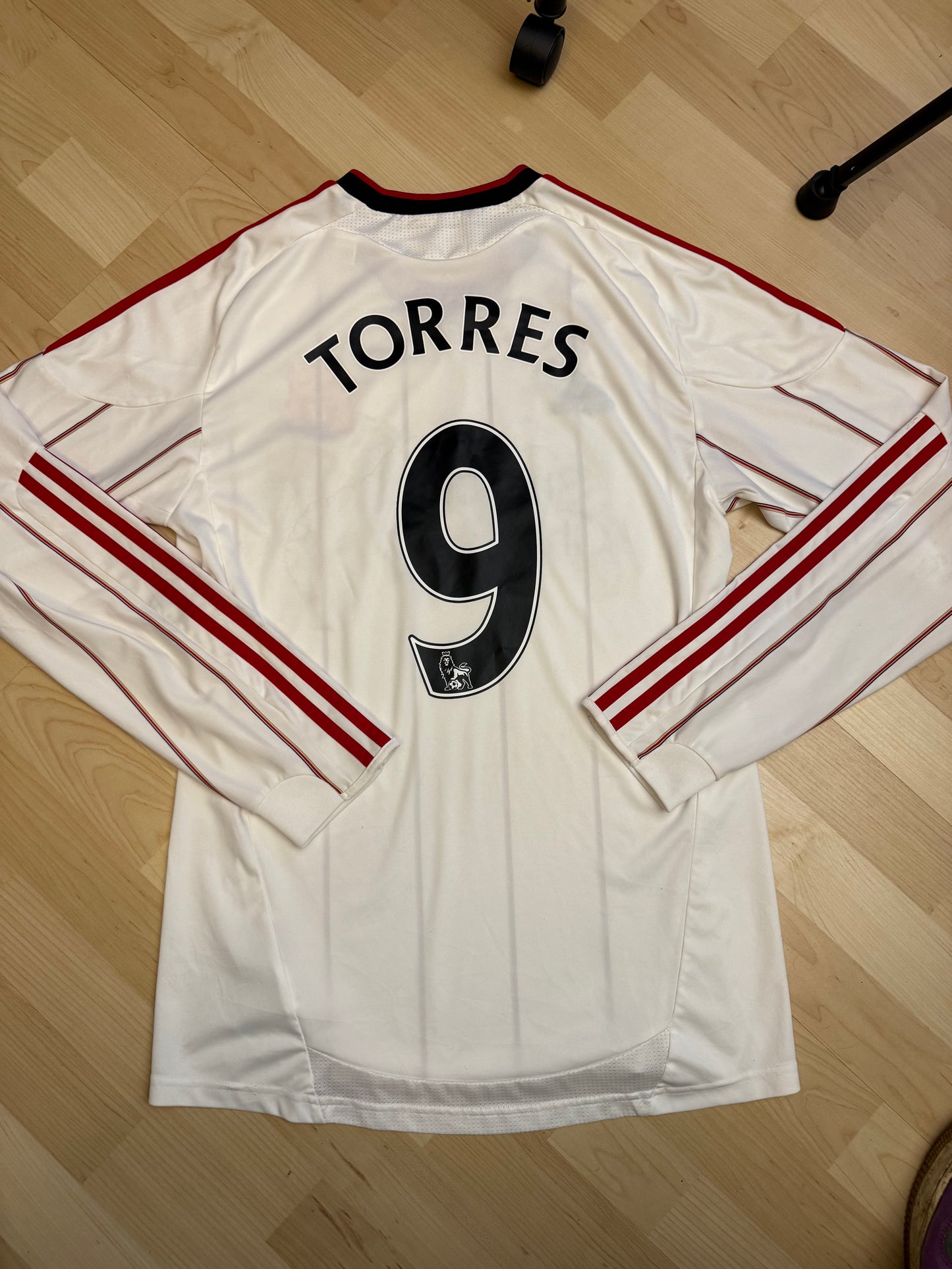Liverpool 20101/2011 Away Shirt Longsleeve (#9 Torres) (M)