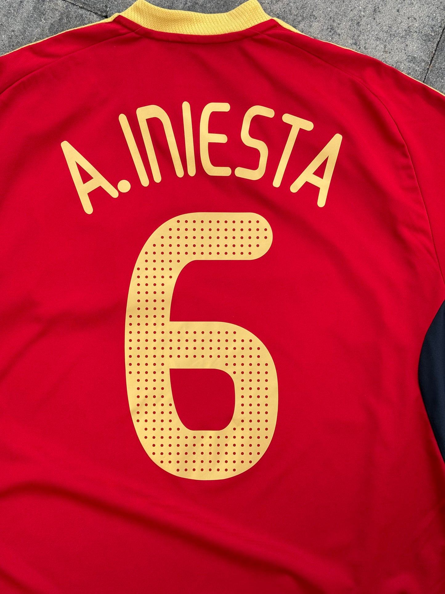 Spain 2009 Confederations Cup Home Shirt (#6 Iniesta) (L)